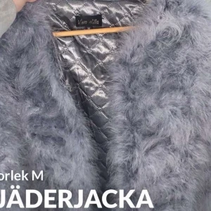 Grå fjäder jacka   - Grå fjäder jacka från viva nilla storlek m ( obs fejk päls ) 