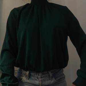 Säljer min gröna silkestopp från H&M. Använd ett fåtal gånger. Ganska så liten i storleken enligt mig. Passar en 34-36. Säljes pga flytt!! 🥰
