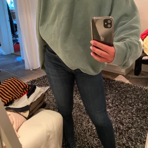 Levis jeans - Supersnygga mörkblå levis jeans 