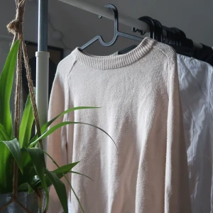 Stickad tröja  - Stickad tröja från hm! Använd en del men är i fint skick. 