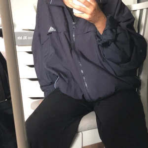 Vindjacka adidas - Oversized mörkblå vindjacka från adidas, köpt på plick och sparsamt använd. Frakt kan diskuteras! Kom privat för ytterligare bilder