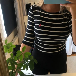 Tröja - Mörkblå & vit randig ralph lauren trekvarts t-shirt. Storlek M men passar även S väldigt bra. 90kr+frakt