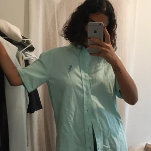 Skjorta från Polar - Aldrig använd!!! :( för mkt färg för en tråkmåns som mig. Förtjänar någon som kan använda den med kärlek! Herrstorlek S! Köp köp köp 🐠