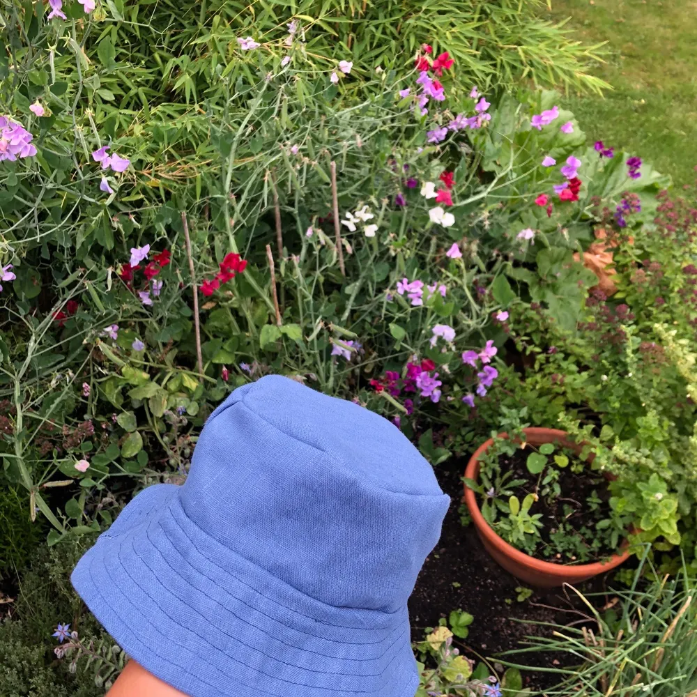 Fin blå bucket hat i linnetyg med bra kvalité. Mycket unik då den är egensydd! Mått: omrekts 60cm. Frakt 22kr. :). Accessoarer.