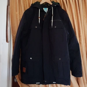 Warp höst/vinter jacka svart (Stadium märke) - Fin herr jacka i mycket bra skick som ny använd ett par gånger inget fel alls. Färg svart