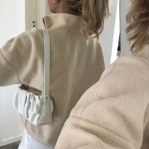 Tröja - Super mysigt plagg från ginatricot, aldrig användt förutom på bilden!💕+ frakt