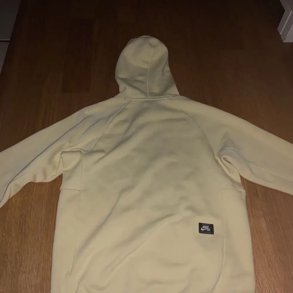 Nike sb hoodie, ljusgul färg helt fläckfri och inga skador. Tvekar på om jag vill sälja den dock men de beror på hur mycket jag kan få för den. Hoodies.