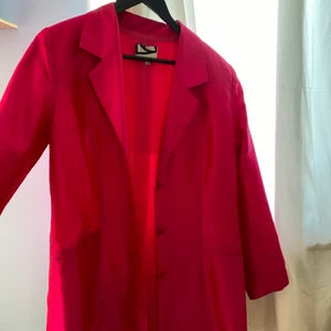 Vintage NK kavaj i 100% silke - En fuchsia kavaj från nordiska kompaniet. Perfekt skick. Väldigt snygg i passformen med riktigt snygga axelvaddar.💖 den är i 100% silke 