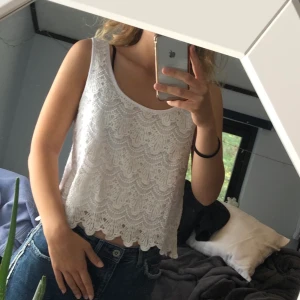 Tjockt vitt spetslinne  - Vitt linne i spets som är i lite tjockare material under. Köpt på Cubus för tre år sedan och knappt använd på grund av inte min riktigt min stil och är därför i bra skick. Kan mötas upp i Stockholm eller frakta (köparen står för frakt).