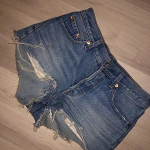 Levis shorts - Dem perfekta Levis shortsen ! Älskar verkligen dom men dom har blivit för små tyvärr. Vet inte riktigt vad de är för storlek enligt Levis’s storleks guide elr vad man säger. Men en 36 skulle jag säga att dom är men passar nog 34 också. Köpt 499kr . Mitt pris 270kr + frakt