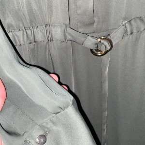 Klänning  - Gulddetaljer