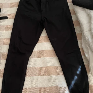 Topshop Jamie - Svarta byxor i mycket bra skick, är anvånda 2 gånger. Storlek: w30/L30.