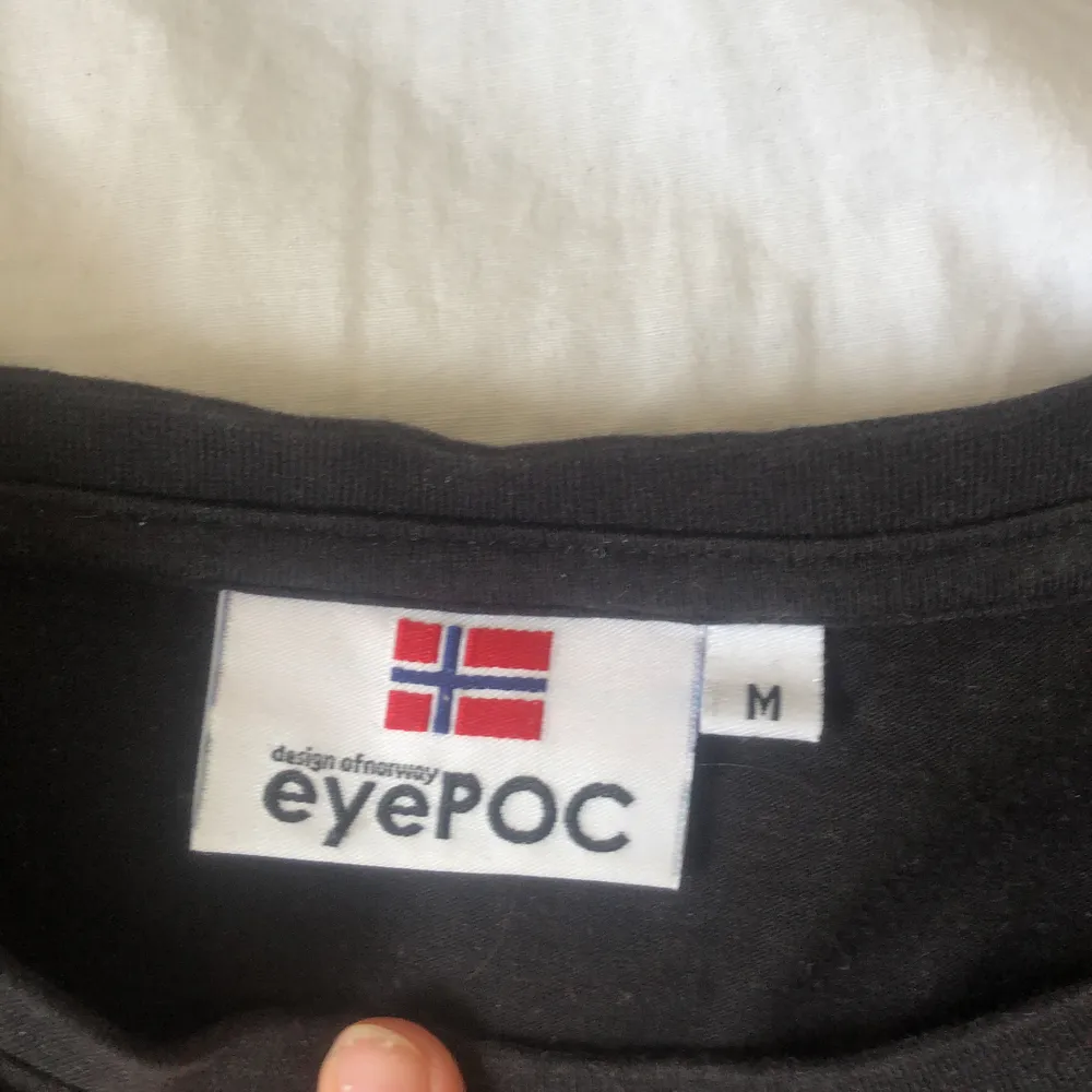 Snygg svart t-shirt me tryck fram. T-shirts.