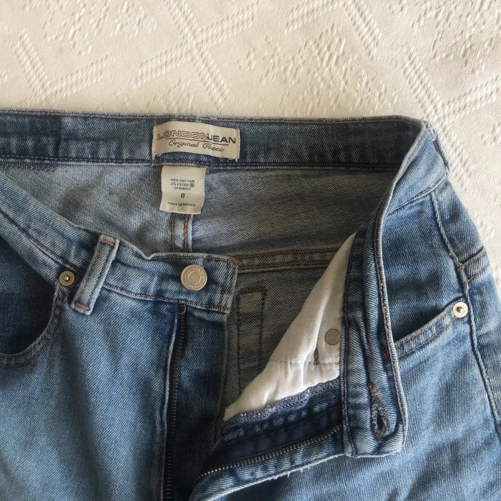 Blåa jeans i stretchigt material, storlek 8 o passar mig som vanligtvis är en small. Jeans & Byxor.