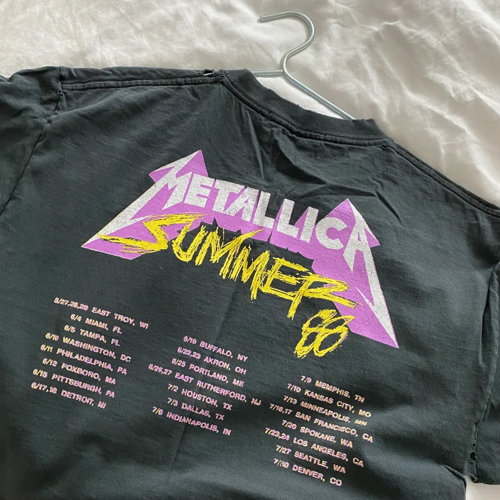 Metallica t-shirt med glittrig text och tryck fram + bak. Från Daydreamer LA köpt via revolve. Den har en ”distressed” look med slitningar och hål. Dock har hålen under ena armhålan gått upp, men det kan nog lätt ordnas med symaskin (har inte tillgång till symaskin själv). Köpt för över 900kr, säljes för 250kr eller bud om flera är intresserade.. T-shirts.
