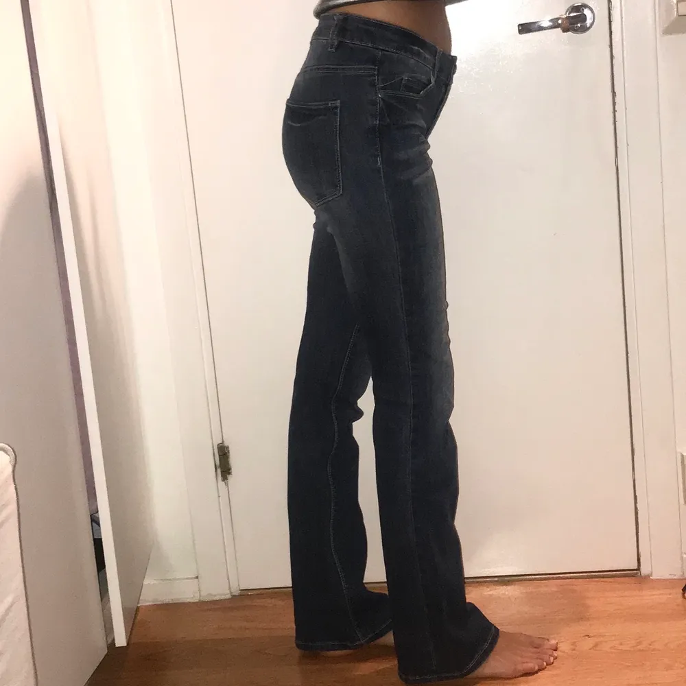 Bootcut jeans. Jag är 171 cm lång. Knappt använt dem! Frakt tillkommer 💗 Skriv endast om du är en seriös köpare.. Jeans & Byxor.