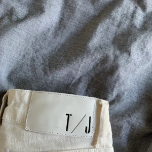 Tiger of Sweden jeans - Vita tiger of Sweden jeans säljs!! As snygga och sköna men försmå för mig! Storlek 24 i midjan och längden 30 dock lite uppsydda💕💕är 160cm! Dem är självklart äkta! Frakt står köparen för