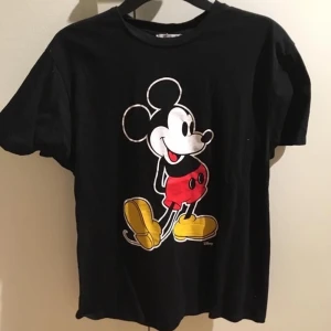 T-shirt med mussepigg tryck  - T-shirt med Musse tryck säljes pga ingen användning. Som ny! 