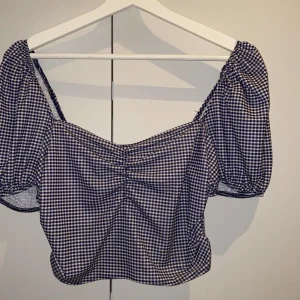 Blå rutig blus från zara - Säljer denna söta blus från zara. Den är rutig och är i väldigt bra skick!! Använd endast 1 gång. Den passar bra i storleken och jag säljer pga av att jag kommer inte använda mer för har tröttnat.säkjer för 150kr men pris kan diskuteras (ej i kommentarerna)❤️