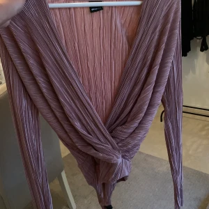 Body från Gina  - Jättefin Omlott body 