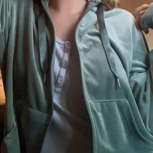 Kofta - Snygg turkos/grön/blå kofta från Gina tricot i ett superskönt samets material. Använd 1 gång✨