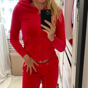 Röd mjukishoodie från Cubus  - Super skön & passar till mycket bla vita jeans & kjolar. (Hela settet går att få billigare) OBS inget snöre i luvan
