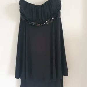 Svart fin klänning - Klänning med volanger och paletter