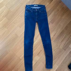 Stolek 24, 30 längd! Super snygga Levis jeans i super skinny model, använda med super bra skick! Köparen står för frakten⭐️