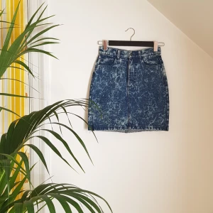 Jeanskjol, Monki, stl XS - Stentvättad jeanskjol från Monki. Stl XS. 100% bomull. Ej stretch. Obs avklippt nederkant. Frakt tillkommer.