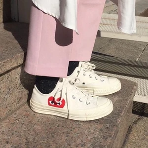 CDG c Converse - Lite smutsiga men inget som inte går att tvätta bort. Köpta i Paris 2018. Sparsamt använda. Köparen står för frakt eller mötes upp på Norrmalm eller Täby