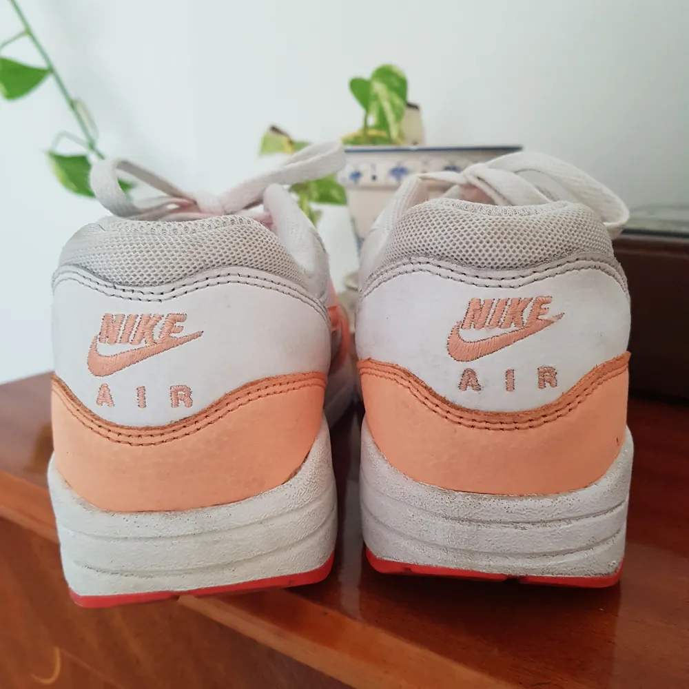 Jättefina vita och rosa/orange Nike Air Max med röd sula. Stl 37,5. Använt skick, någon fläck (se bild), annars hela och rena. Skickar gärna fler bilder! 🌻Frakt tillkommer.. Skor.