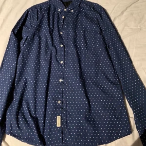 Skjorta - Snygg skjorta i nyskick som tyvärr inte kommer till användning. Skriv bud⚡️