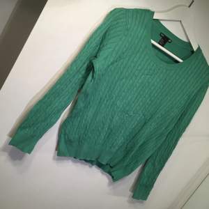 Grön kabelstickad tröja från H&M. Använd men fint skick. Swishbetalning, frakt tillkommer. 