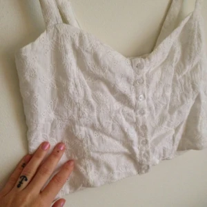  - Söt broderad topp från bikbok, passar XS-M✨