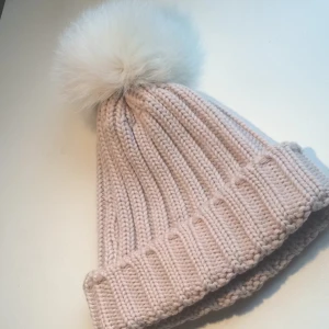  - Oanvänd ljusrosa mössa, kan skickas eller mötas upp i Stickholms innerstad 💕 