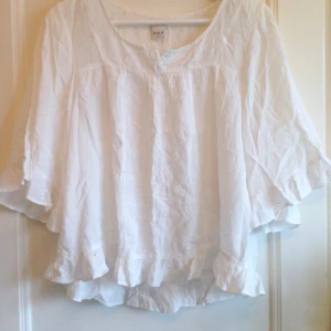  - Hippie blus med utsvängda ärmar och volang i fållarna.
Från Vila. Använd med i mkt fint skick.

Betalning via Swish, jag möter upp i Sthlm.