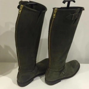  - Militärgröna primeboots köpta på mathilde sommaren 2015, knappt använda, ring 0763690632 vid intresse! 