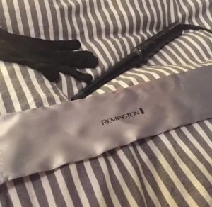  - Grym kon- formad locktång från Remington. Blir varm på 30 sekunder & lockarna håller hela kvällen! Säljer pga har två likadana. Denna är aldrig använd! Kommer i skyddande fodral & värmehandske medföljer 
Nypris 399- 499 kr