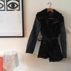  - Fin vinterjacka från hm i läderimitation och faux svart päls. Fint skick.  Köparen betalar eventuell frakt