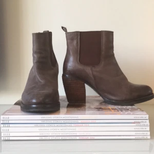  - Bruna stövletter från ellos infinit skick.

Köparen betalar eventuell frakt