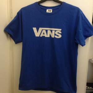 Blå Vans T-shirt 
Storlek XS
Hyfsat bra skick
100kr eller bud