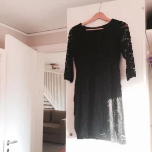  - Svart spetsklänning från Forever 21! Väldigt skön på eftersom att innertyget är lent. Jag är vanligtvis en S men om den ska strama åt är denna nog mer en M 🍸 

Frakt tillkommer, möts även upp i sollentuna och täby 🤑