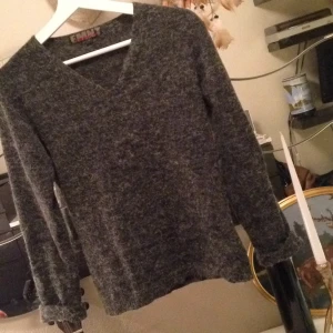  - Mysig basic mörkt gråmelerad stickad tröja. Märkt medium, men passar XS-M. 🎈