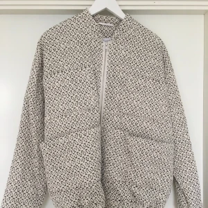  - Snyggaste jackan från Carin Wester, köpt förra året men aldrig använd 💔 dumt för den är så snygg, men måste rensa lite i garderoben! Snyggaste bomberjackan till våren! Passa på att fynda!!! ✨👍🏼 funkar på både tjejer och killar!! Modell: reva 