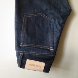  - Säljer dessa snygga Acnejeans då jag underskattade min breda midja och kan ej riktigt knäppa dem. 
Modellen heter Hep Raw och de är i nyskick! 