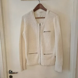  - Vit kofta med dragkedja och små fickor på framsidan. Storlek L från 365, köpt på MQ för ca ett år sen för 700 kr Normal passform och jätte mysig men har tyvärr aldrig kommit till användning  Möts i Stockholm eller skickas mot frakt :)