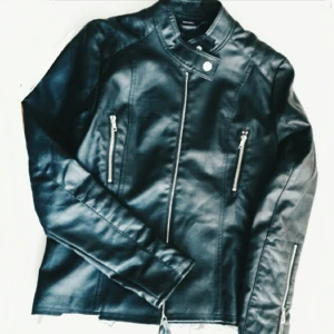  - Snygg jacka i läder imitation, aldrig använd! 