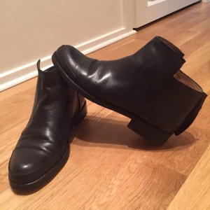  - Jättefina boots från Acne. 
Modell Gun.
Sulade och klackade och i fint skick!

