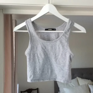  - Knappt använd Crop top från bikbok. Passar XS och S. 