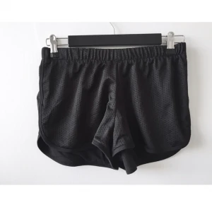  - Träningsshorts. Använda. Från Gina tricot. 